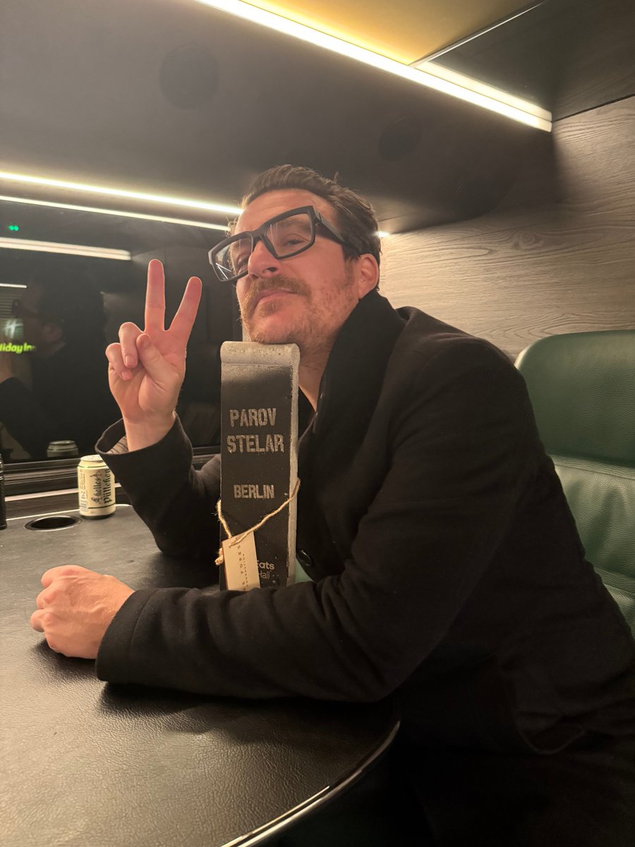 Ein Stückchen Berlin! Als Dankeschön für den unvergessliches Abend gab es für Parov Stelar eine Uber Eats Music Hall Stele. 🎶