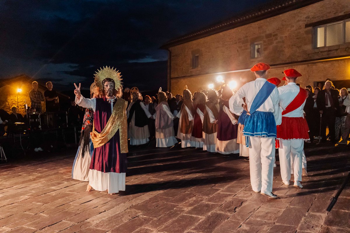 Urriaren 21ean, Jorge Oteiza eskultore eta  pentsalariaren urtebetetze egunarekin bat, Danok Oteiza elkartea aurkeztu dute. Aurkezpen ekitaldian euskal dantzak toki nabarmena izan du, Argia dantzari taldearen 'Oteizaren apostoluen soka-dantza'ri esker.

dantzan.eus/kidea/dugunadt…