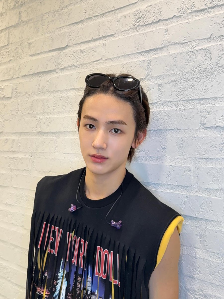 Seonghweon's tweet image. My tee, five bucks.