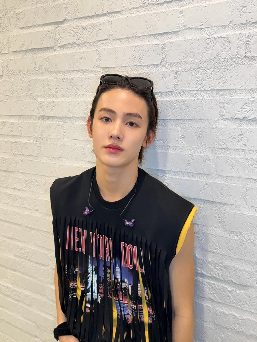 Seonghweon's tweet image. My tee, five bucks.