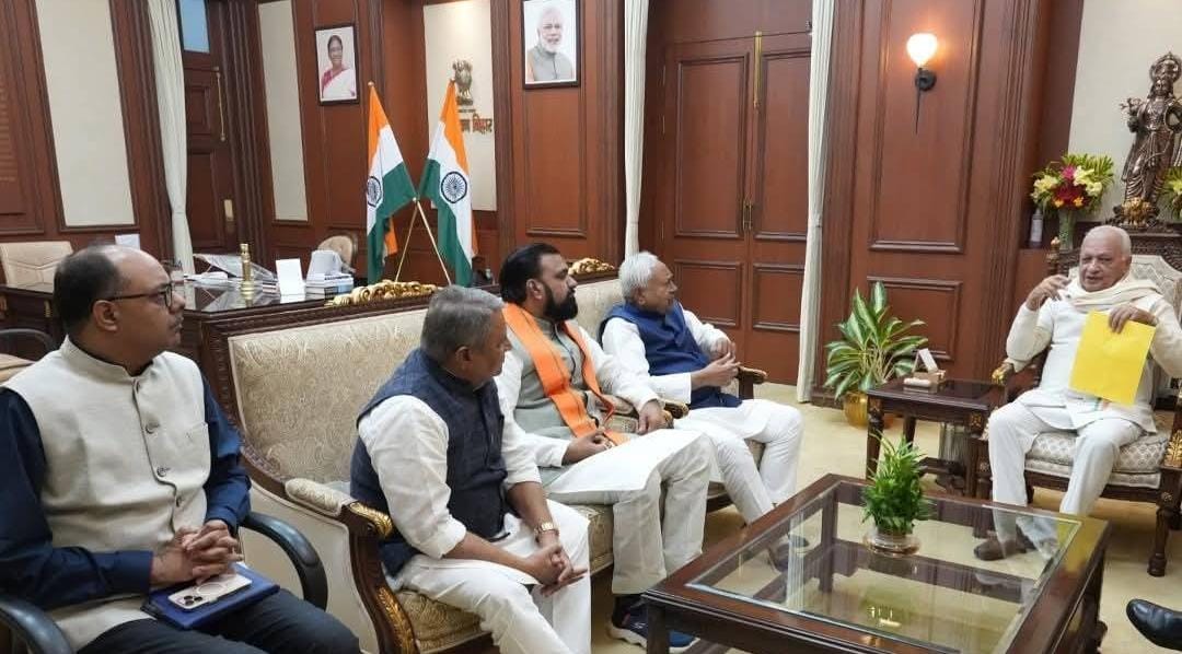 VijayKChy's tweet image. आज श्री @NitishKumar जी ने माननीय राज्यपाल श्री आरिफ मोहम्मद खान जी से मुलाक़ात कर 19 तारीख से वर्तमान विधानसभा को भंग करने की जानकारी दी।
जनादेश की ओर बढ़ते बिहार में अब बदलाव का नया अध्याय शुरू होने जा रहा है।

@samrat4bjp