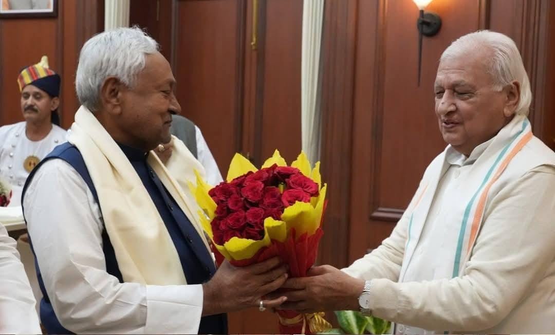 VijayKChy's tweet image. आज श्री @NitishKumar जी ने माननीय राज्यपाल श्री आरिफ मोहम्मद खान जी से मुलाक़ात कर 19 तारीख से वर्तमान विधानसभा को भंग करने की जानकारी दी।
जनादेश की ओर बढ़ते बिहार में अब बदलाव का नया अध्याय शुरू होने जा रहा है।

@samrat4bjp