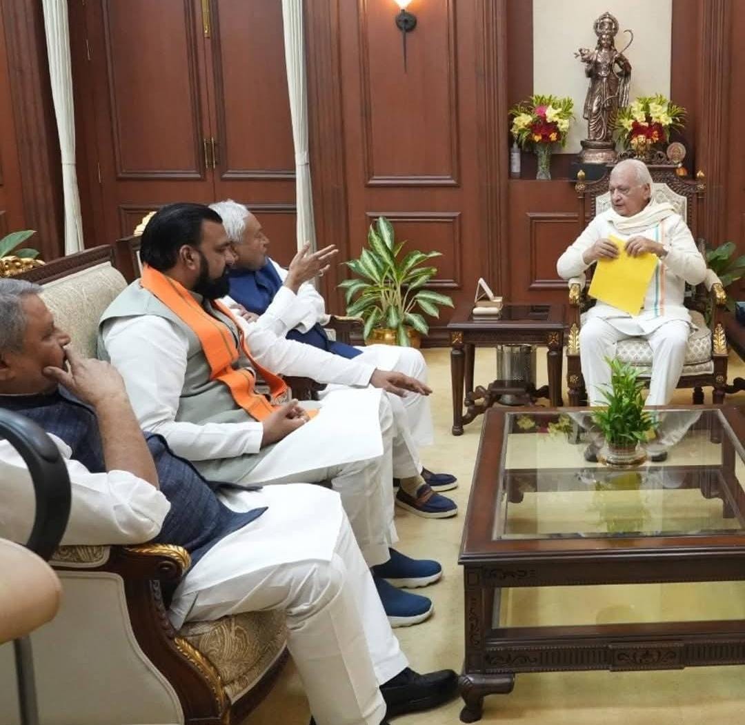 VijayKChy's tweet image. आज श्री @NitishKumar जी ने माननीय राज्यपाल श्री आरिफ मोहम्मद खान जी से मुलाक़ात कर 19 तारीख से वर्तमान विधानसभा को भंग करने की जानकारी दी।
जनादेश की ओर बढ़ते बिहार में अब बदलाव का नया अध्याय शुरू होने जा रहा है।

@samrat4bjp