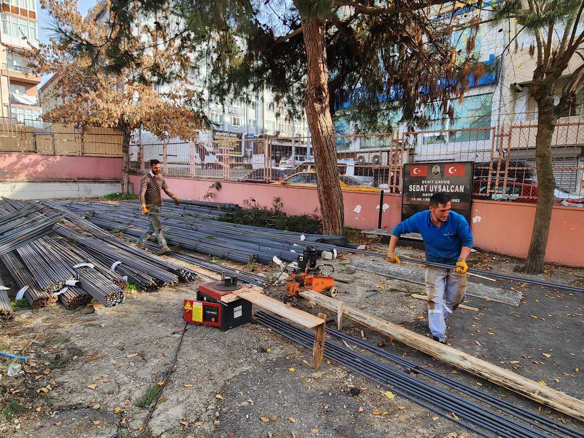 📌Çorlu'muzun geleceğine yaptığımız önemli yatırımlardan biri olan Atatürk İlkokulu ek bina inşaatındaki çalışmaları, Fen İşleri Müdürlüğünden Sorumlu Başkan Yardımcımız Adnan Kum ile yerinde inceledik. 

📌Öğrencilerimiz için daha modern ve ferah bir eğitim ortamı oluşturma