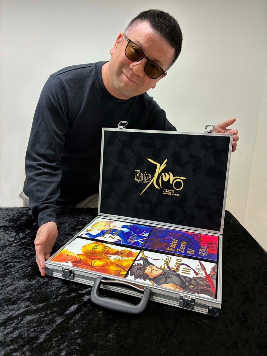 【速報！】『Fate/Zero 星海社創立15周年記念 限定愛蔵版』、虚淵玄さんによる本日のサイン入れが完了しました。虚淵さん、大変おつかれさまでした！　みなさんのお手元に無事に届くことを祈っております。限定愛蔵版は、2025部先着でオンライン販売中です。どうかお見逃しなく！！