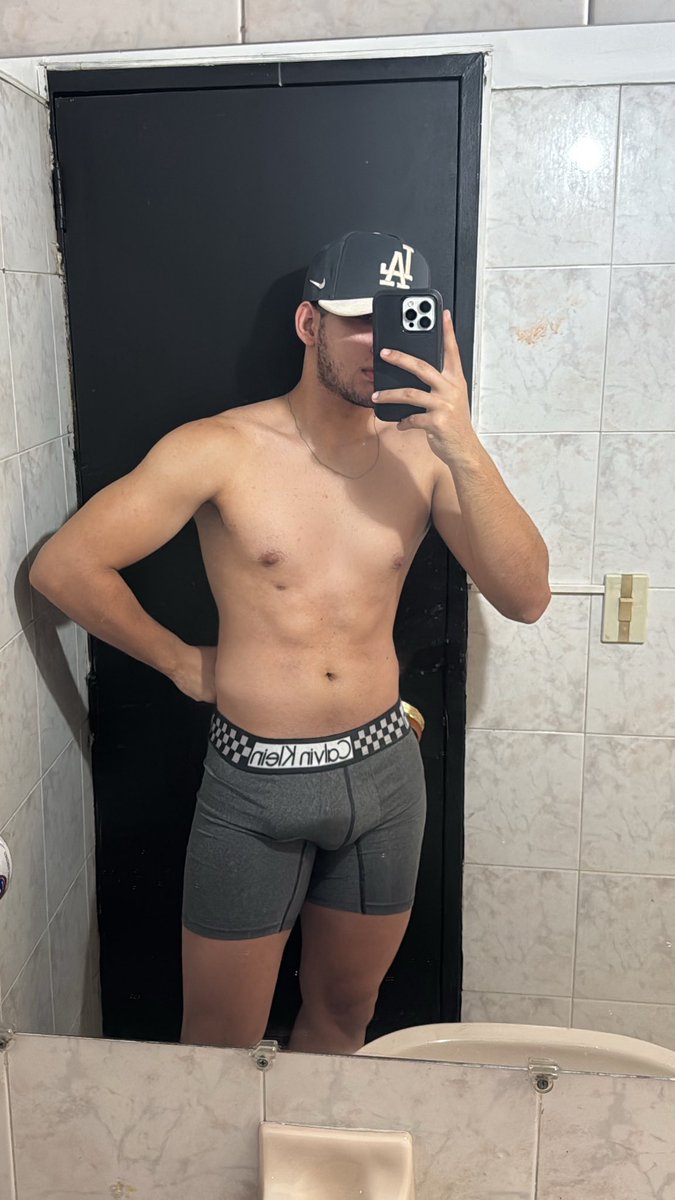 liupro25's tweet photo. Es hora de comenzar el juego LA ⚾️🧢 https://t.co/ppGeUpS8CA