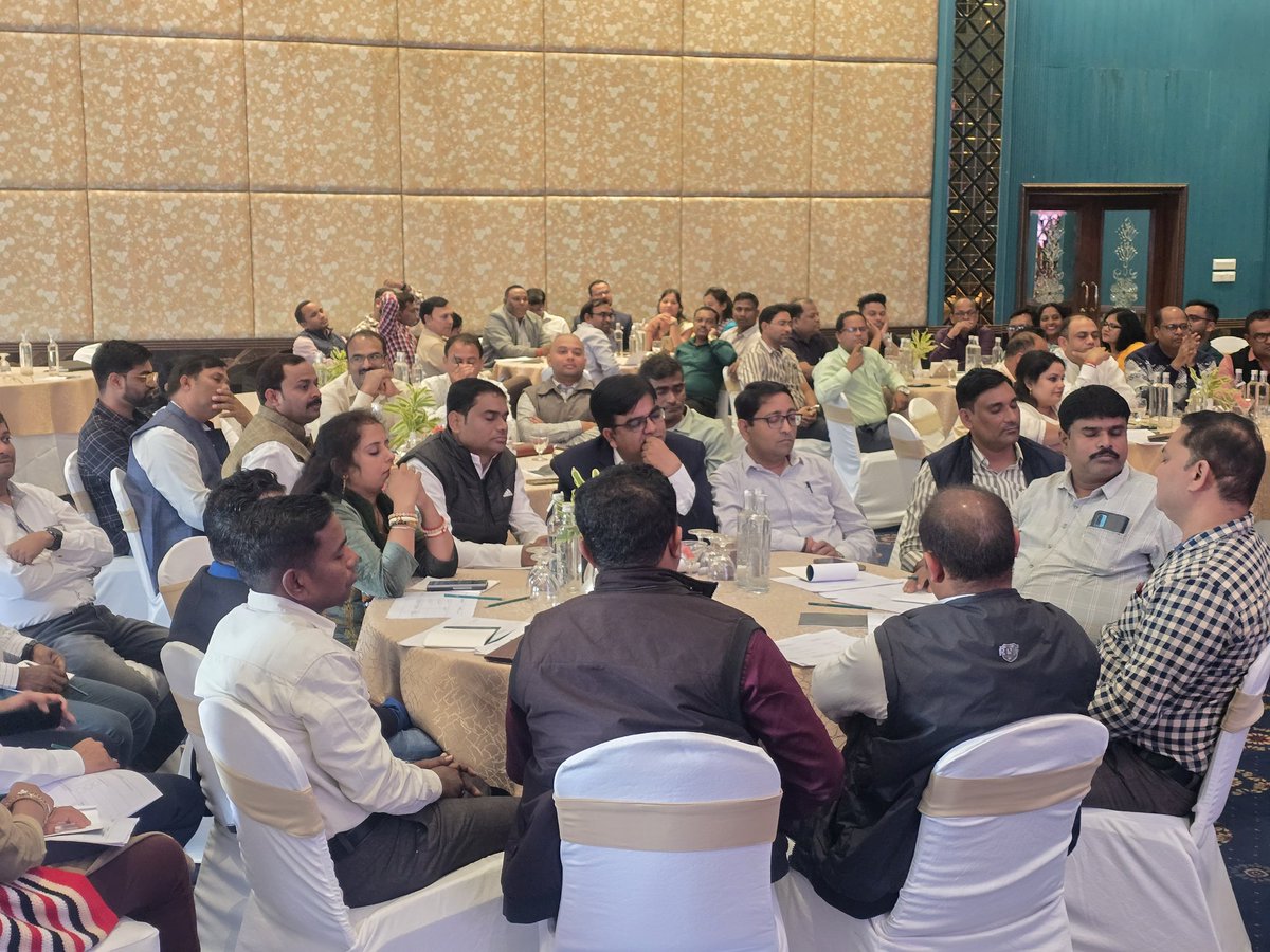 ChhattisgarhABC's tweet image. छत्तीसगढ़ स्वच्छ भारत मिशन (ग्रामीण) और यूनिसेफ़ के सहयोग से ज़िला समन्वयकों और SBC कंसल्टेंट्स के लिए दो-दिवसीय ह्यूमन-सेंटर्ड डिज़ाइन (HCD) प्रशिक्षण कार्यशाला का शुभारंभ किया गया। राज्य के विभिन्न जिलों से प्रतिभागी यहाँ पहुँचे हैं और सीख रहे हैं कि लोगों को केंद्र में रखकर…