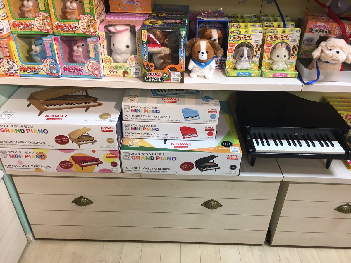 i04188yamato's tweet image. これが先日ご紹介した、れっきとした楽器メーカー  #KAWAI が製造したおもちゃのグランドピアノです(^-^)
天然の素材のピアノですとお値段が23000と倍以上です(^-^)
ま、音はおもちゃですね😊😊😊
欲しい方は近鉄百貨店あべのハルカス本店8階おもちゃ売り場へどうぞ(^o^)