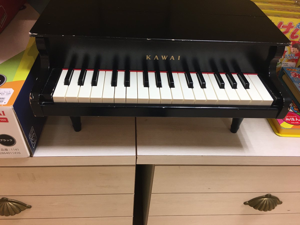 i04188yamato's tweet image. これが先日ご紹介した、れっきとした楽器メーカー  #KAWAI が製造したおもちゃのグランドピアノです(^-^)
天然の素材のピアノですとお値段が23000と倍以上です(^-^)
ま、音はおもちゃですね😊😊😊
欲しい方は近鉄百貨店あべのハルカス本店8階おもちゃ売り場へどうぞ(^o^)