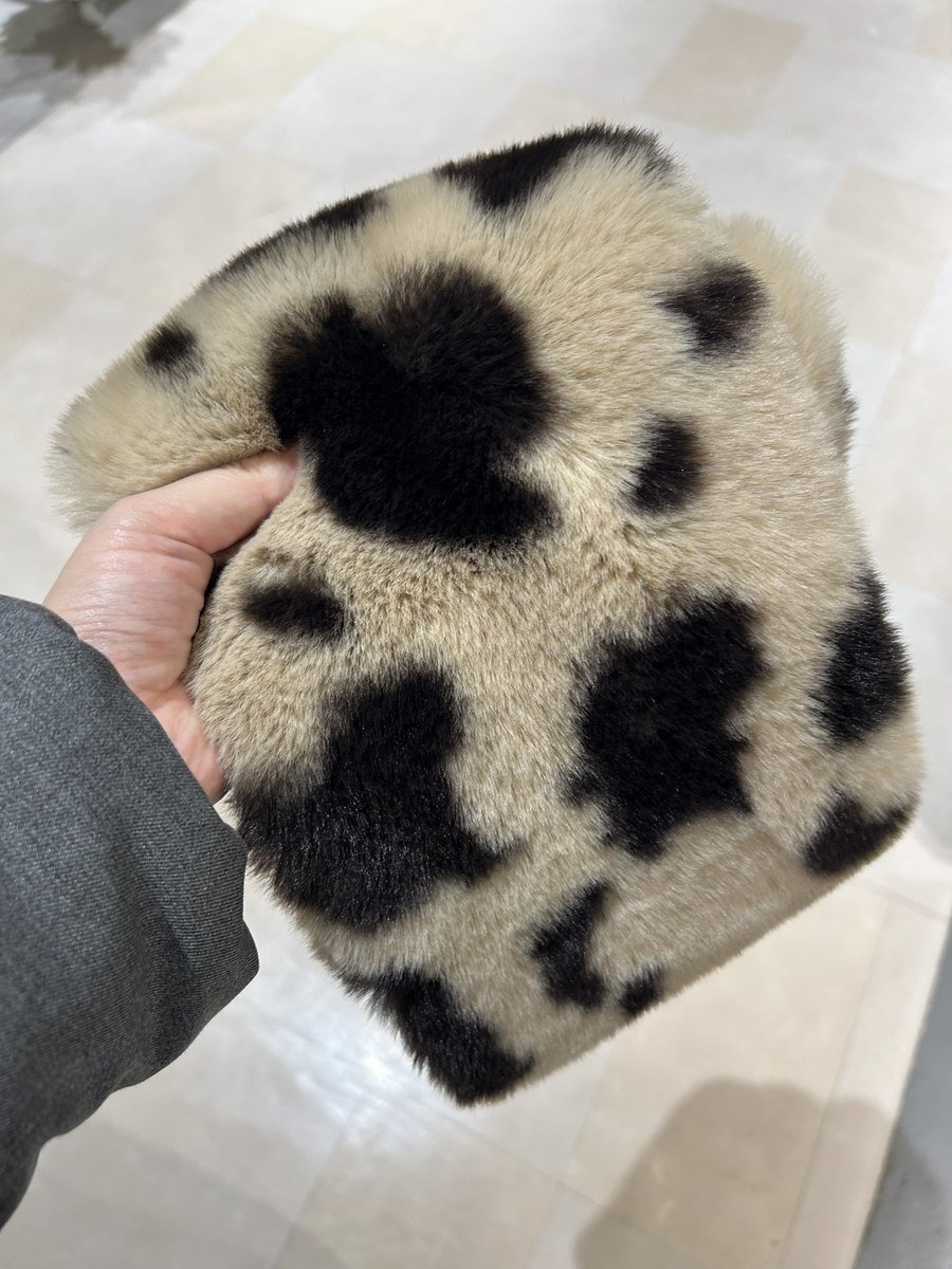 polypolySD's tweet image. ユキヒョウすぎるマフラーゲットゲットゲット‼️
密猟ゲットした尻尾のようで愛おしい。