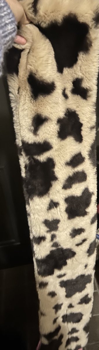 polypolySD's tweet image. ユキヒョウすぎるマフラーゲットゲットゲット‼️
密猟ゲットした尻尾のようで愛おしい。