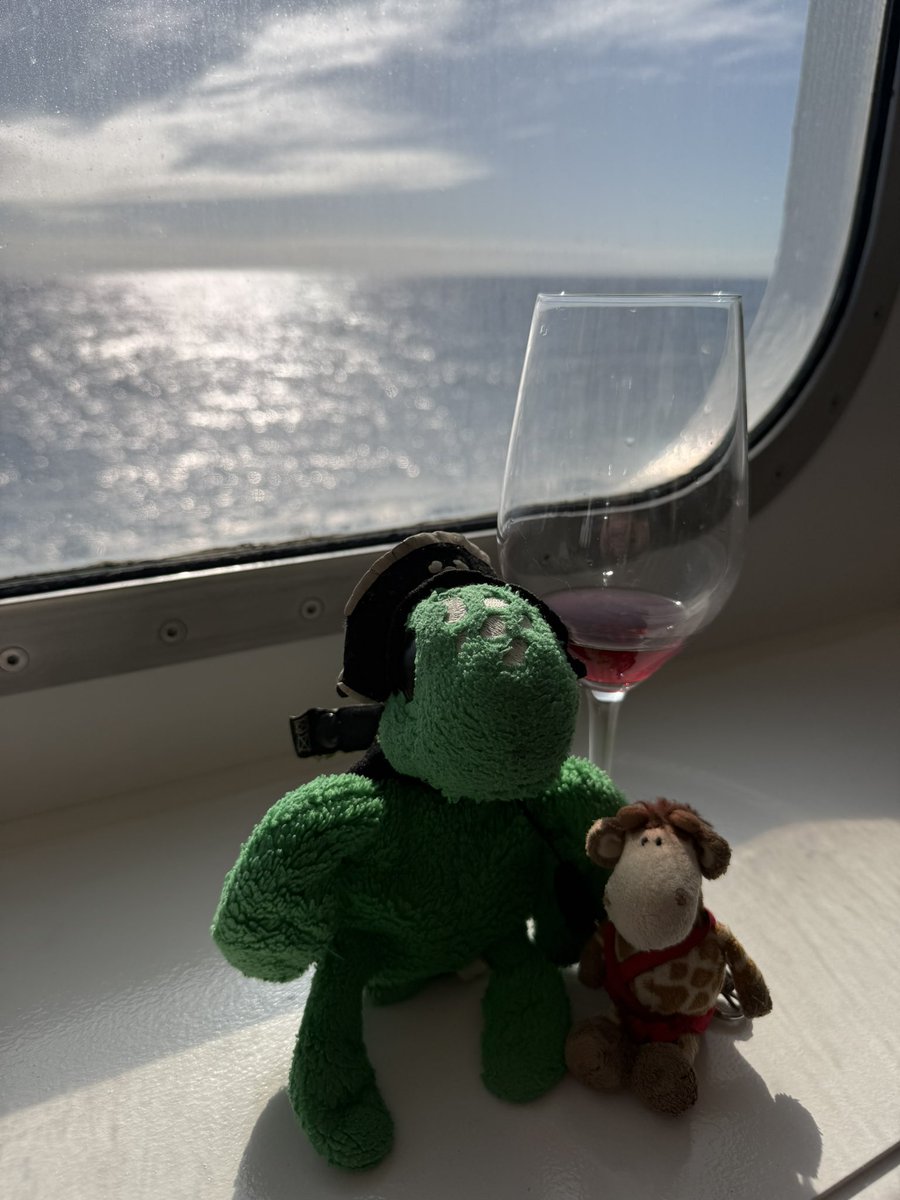 BigTurtler's tweet photo. Um 11:00 Uhr fand die Weinverkostung für die höherrangigen Latitude Members statt:
Wir starteten in Frankreich, tranken uns über Italien, Chile, Argentinien bis zu den US amerikanischen Weinen durch. Dabei lernten wir ein wenig über die präsentierten Weine. https://t.co/6IzF9kqhy5