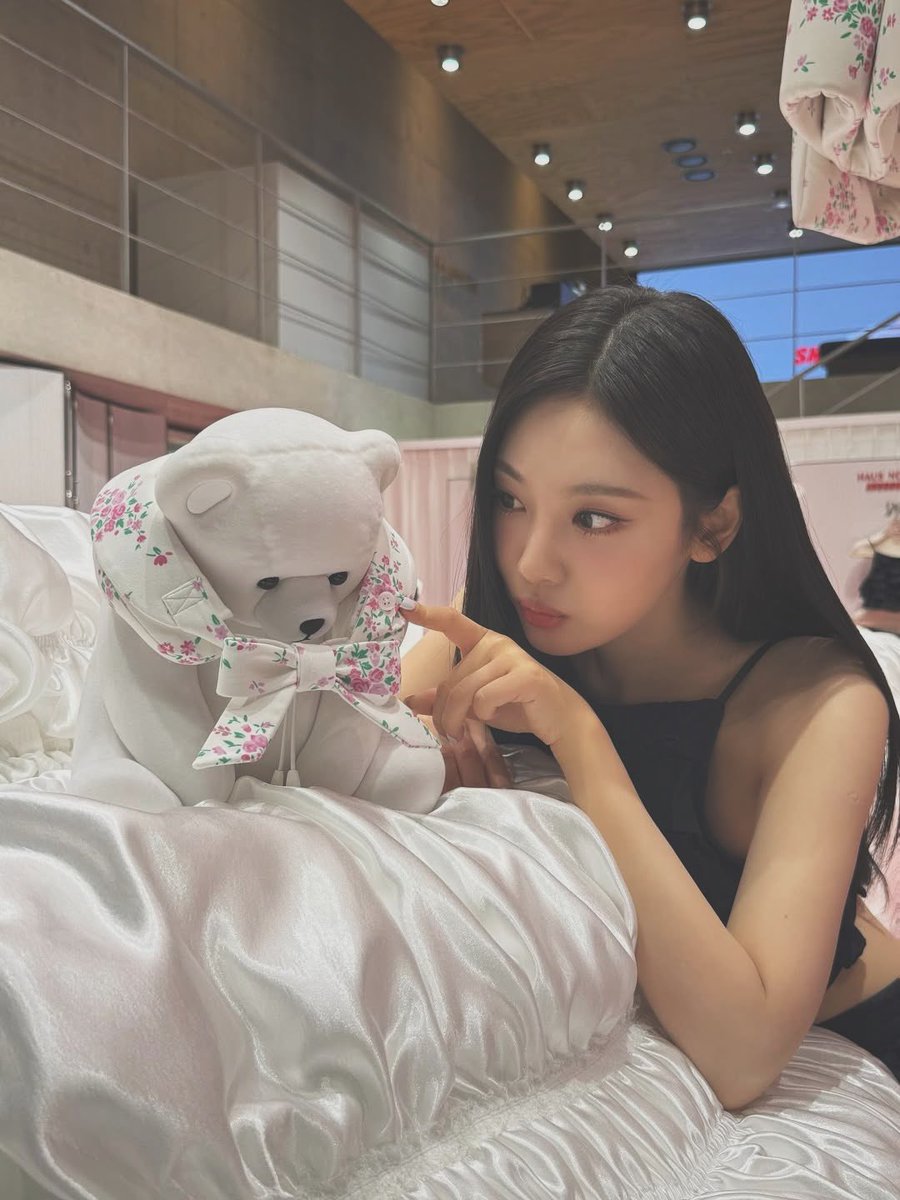 vrora's tweet image. ( 🩶🐻‍❄️💬 ),   ᅠ
“H-hewwo.. polar bear, will you be my fweend?”
