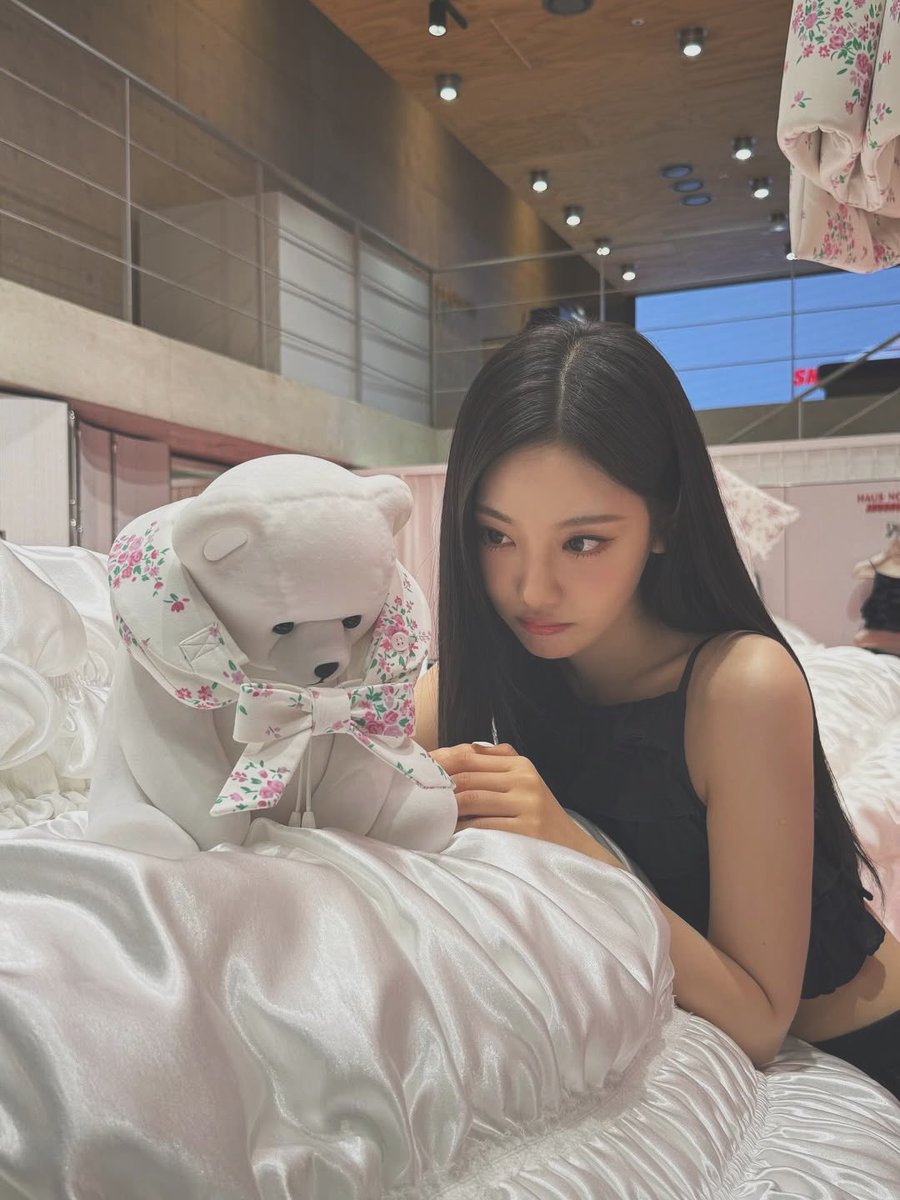 vrora's tweet image. ( 🩶🐻‍❄️💬 ),   ᅠ
“H-hewwo.. polar bear, will you be my fweend?”