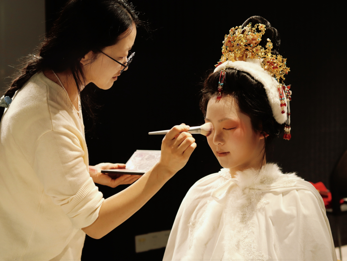 From childhood opera fan to passionate mentor, Liu Liyuan in #Ningbo nurtures the next generation of Chinese opera lovers. She teaches students, translates plays, and introduces Yueju Opera in schools and overseas. Inspired, her two daughters perform on stage, guide their peers,