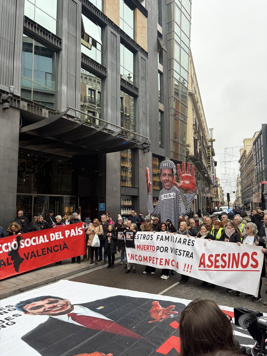 Empieza la comparecencia de Mazón en la comisión de investigación de la Dana en el Congreso. A las puertas, víctimas y familiares de los 229 fallecidos se manifiestan. Piden la entrada del president en funciones y de su consell en prisión.