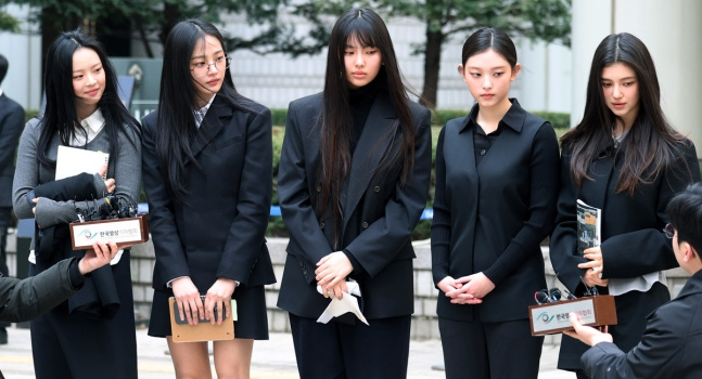 KoreanUpdates's tweet image. According to Sportsworld, the office of the Minister of Culture, Sports and Tourism is being flooded with faxes from #NewJeans fans, Bunnies. An official from the Minister&apos;s office stated they received dozens of faxes all day, with 20-30 pages long.

They are requesting an…