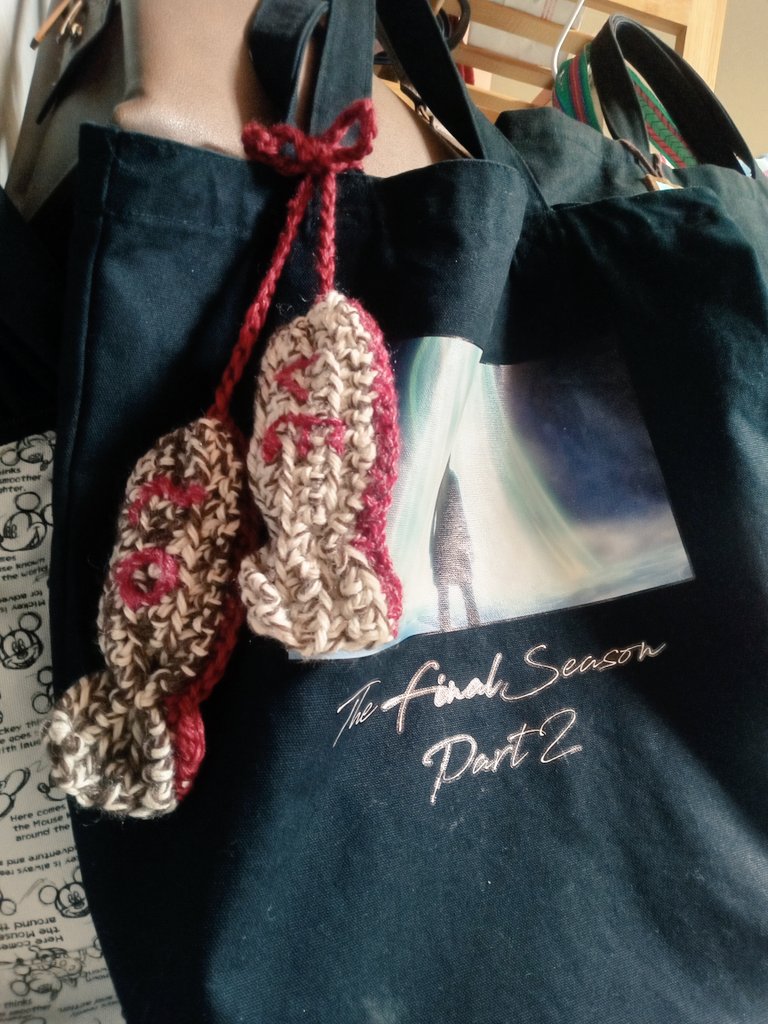 key_yo_yo_'s tweet photo. 去年の冬は、編み物しかしてなかったってくらい編み物しかしてなかった時の作品　
同時期ハマってた、すみっコぐらし
推しのとかげの好物の魚 https://t.co/LhE7W10nvi