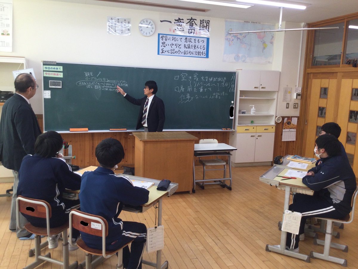 令和７年度も中学3年生を対象に議会報告会を行います。11月17日は、観光産業常任委員会の委員2人が足尾中学校にお伺いしました。テーマである人口増加の取組みについて、空き家対策、雇用対策、観光振興対策など、たくさんのご意見をいただきました。足尾中学校の皆さん、ありがとうございました！