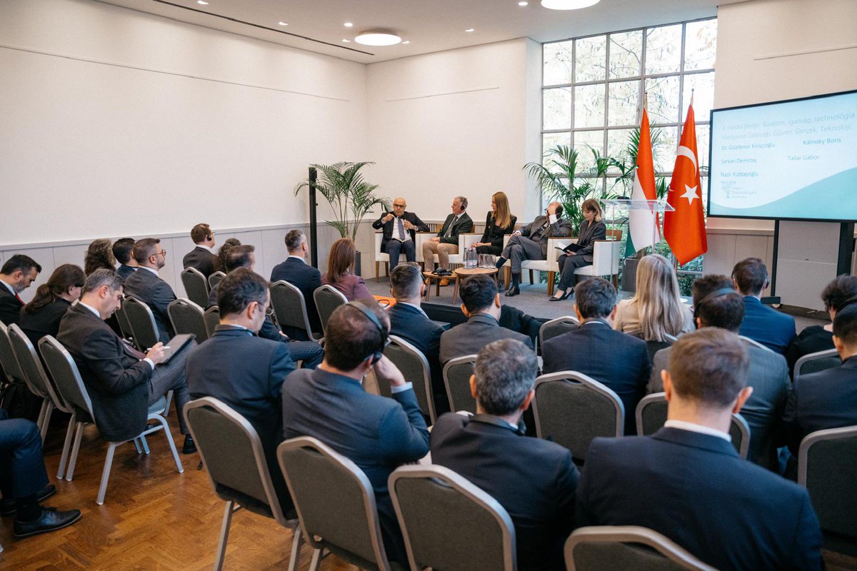 Stratejik iletişim alanında <a href="/iletisim/">T.C. İletişim Başkanlığı</a> ve <a href="/CivicHungaryFdn/">Foundation for a Civic Hungary</a> öncülüğünde başlatılan "Medya Köprüleri Projesi" ikinci toplantısı Budapeşte'de yapıldı. 

Açılış konuşmalarını Büyükelçi <a href="/GulsenKaranis/">Gülşen Karanis Ekşioğlu</a> İletişim Başkan Yardımcısı <a href="/pirferhat/">Ferhat Pirinççi</a> ve Devlet Sekreteri Peter Sztaray'ın yaptığı