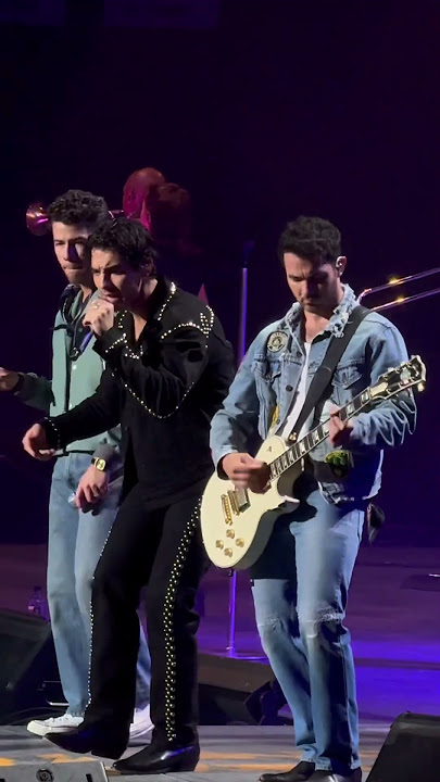 tabtabs84's tweet photo. I've never been to a @jonasbrothers concert before, but seeing all the videos on tiktok and IG are making me want to battle my anxiety to go! Too bad they have already been through Nebraska. https://t.co/oCdwERbDhg