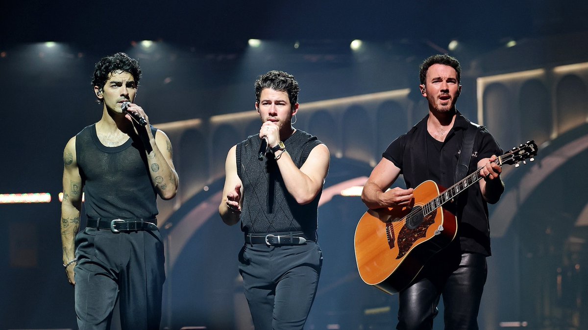 tabtabs84's tweet photo. I've never been to a @jonasbrothers concert before, but seeing all the videos on tiktok and IG are making me want to battle my anxiety to go! Too bad they have already been through Nebraska. https://t.co/oCdwERbDhg