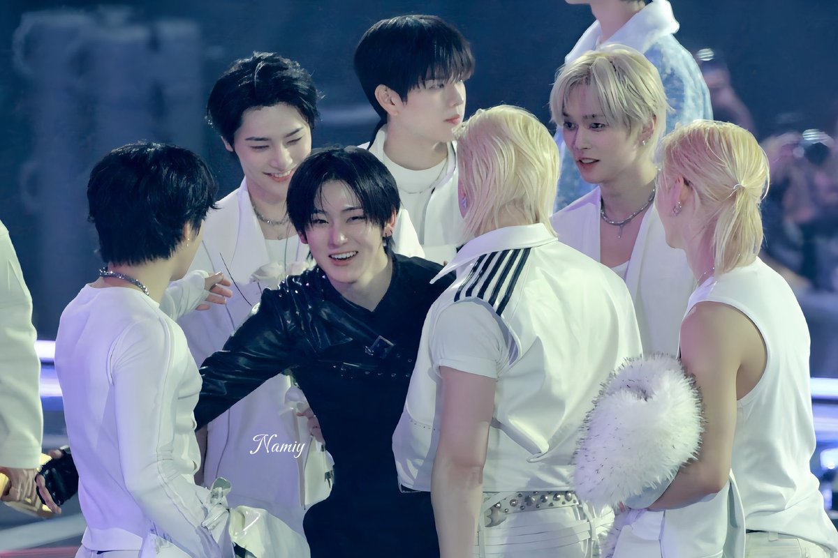 형들사이에 있으니까 진짜 어려보임 ㅠㅋㅋㅋㅋ
그리고 살짝 그 잘나가는 선배들이 나만 아는척해줘서 기 사는 그런거 같기도 함ㅠㅠ