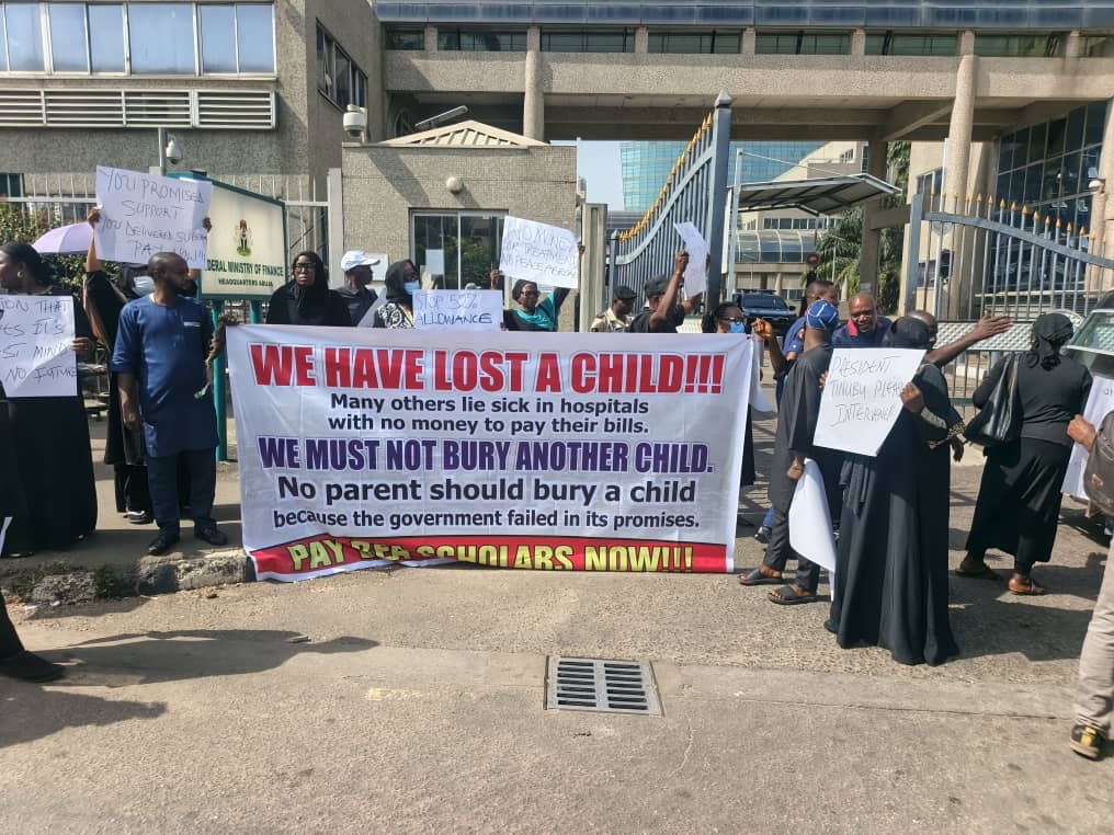 MobilePunch's tweet image. 𝗕𝗥𝗘𝗔𝗞𝗜𝗡𝗚: 𝗣𝗮𝗿𝗲𝗻𝘁𝘀 𝗼𝗳 𝘀𝘁𝘂𝗱𝗲𝗻𝘁𝘀 𝘀𝘁𝘂𝗱𝘆𝗶𝗻𝗴 𝗮𝗯𝗿𝗼𝗮𝗱 𝗯𝗹𝗼𝗰𝗸 𝗳𝗶𝗻𝗮𝗻𝗰𝗲 𝗺𝗶𝗻𝗶𝘀𝘁𝗿𝘆 𝗼𝘃𝗲𝗿 𝘂𝗻𝗽𝗮𝗶𝗱 𝗮𝗹𝗹𝗼𝘄𝗮𝗻𝗰𝗲𝘀

𝗥𝗲𝗮𝗱 𝗠𝗼𝗿𝗲: punchng.com/breaking-paren…