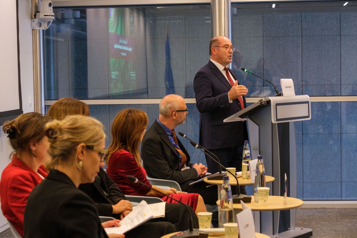 HlderSousaSilv1's tweet image. 💦𝐀 𝐚́𝐠𝐮𝐚 𝐞́ 𝐯𝐢𝐝𝐚, 𝐞 𝐚 𝐬𝐮𝐚 𝐞𝐬𝐜𝐚𝐬𝐬𝐞𝐳 𝐞́ 𝐮𝐦 𝐝𝐨𝐬 𝐦𝐚𝐢𝐨𝐫𝐞𝐬 𝐝𝐞𝐬𝐚𝐟𝐢𝐨𝐬 𝐝𝐚 𝐧𝐨𝐬𝐬𝐚 𝐠𝐞𝐫𝐚𝐜̧𝐚̃𝐨. 💧

Tive a honra de abrir o painel “Water Resilience” no evento “From Science to Policy: Shaping a Sustainable and Competitive Europe”,…