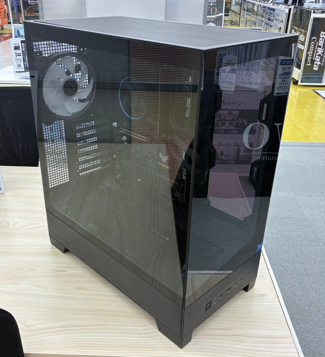 ap_hironishi's tweet image. 🔥自店組立PC紹介③🔥
Corei7(14世代)搭載のデスクPCが登場📢
グラボ非搭載モデルのためゲームに合わせたグラボのカスタマイズが可能✨✨
在庫残り1台のため、気になる方はぜひ当店へ☺

#ゲーミングPC　#組立　＃Intel