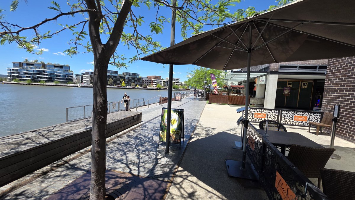 Objavili sme vodný element v centre Canberry. Priehrada v centre mesta s krásnou pešou zónou. Psíci sa išli zblázniť od radosti.