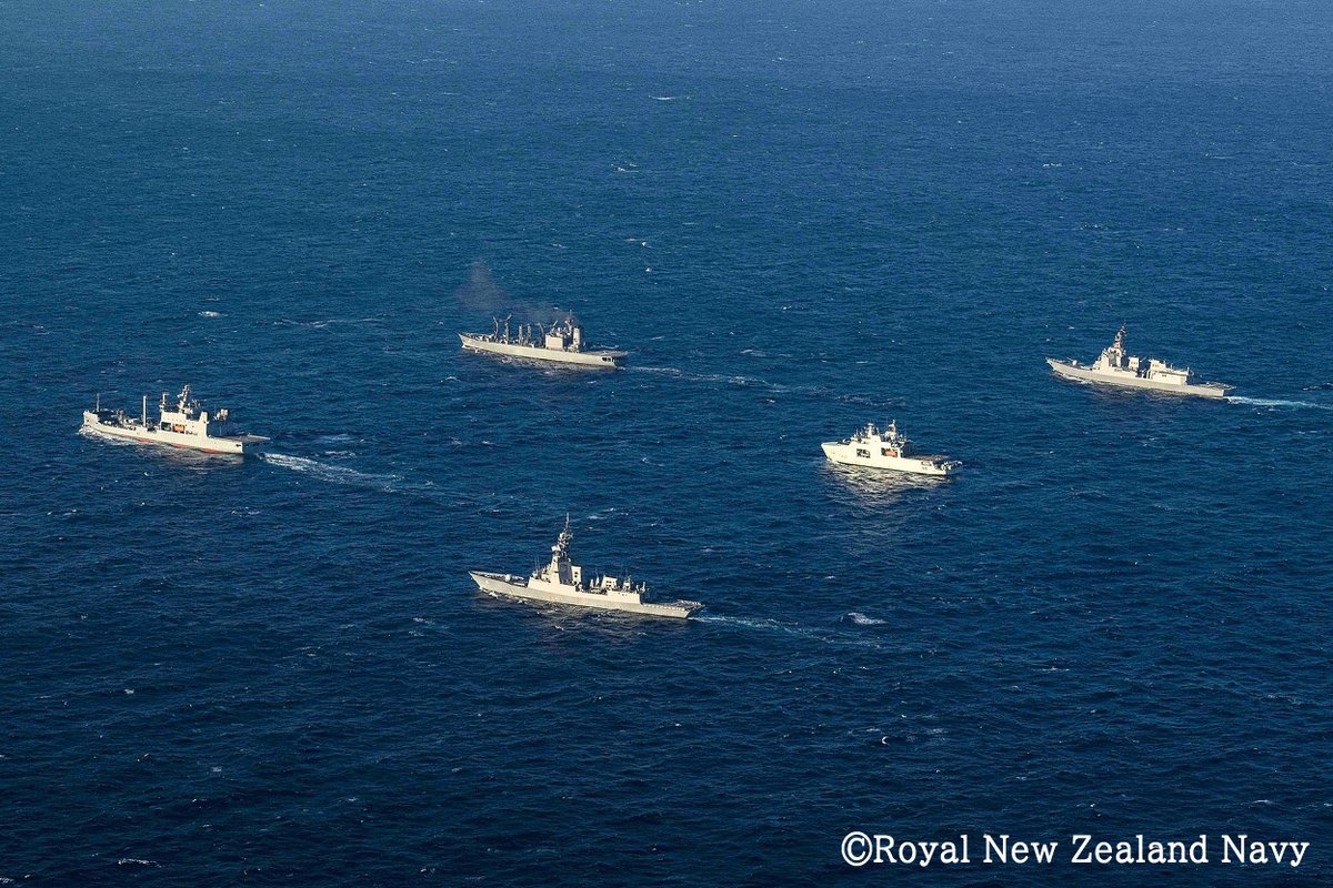 JMSDF_PAO's tweet image. 🇯🇵🇦🇺🇨🇦🇳🇿共同訓練

１１月１４日、護衛艦#まや、補給艦#はまな は、東シナ海においてオーストラリア海軍、カナダ海軍、ニュージーランド海軍と共同訓練を実施しました。
海上自衛隊は、#自由で開かれたインド太平洋 の実現に向け、引き続き同盟国・同志国海軍等との連携を強化していきます🌎
#FOIP
