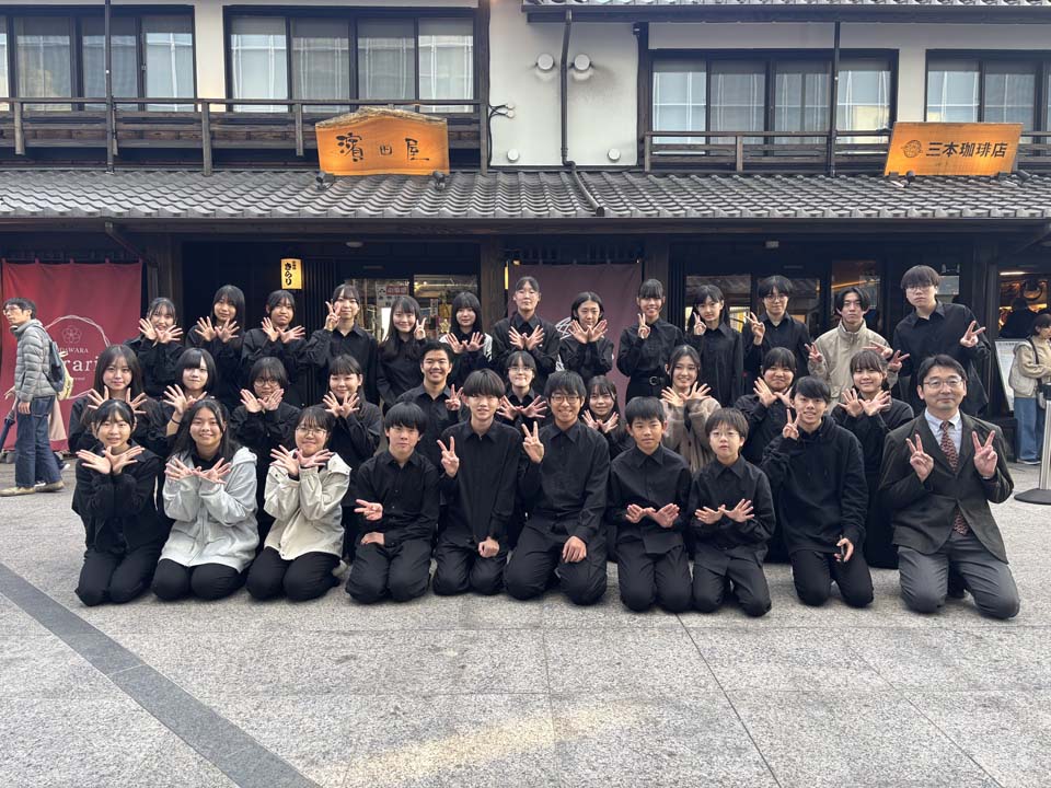 KaiseiJuniorEns's tweet image. 【ジャズフェス in minaka】

11月16日は、小田原駅のすぐ近くのミナカ小田原・金次郎広場にて、小学生バンドと中高生バンドが、大人バンドのBrewersの皆さんと合同でジャズフェスに出演しました。

爽やかな秋晴れの下、たくさんのお客様が長い時間留まってコンサートを盛り上げてくださいました！