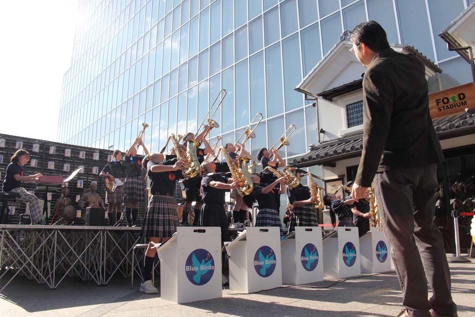 KaiseiJuniorEns's tweet image. 【ジャズフェス in minaka】

11月16日は、小田原駅のすぐ近くのミナカ小田原・金次郎広場にて、小学生バンドと中高生バンドが、大人バンドのBrewersの皆さんと合同でジャズフェスに出演しました。

爽やかな秋晴れの下、たくさんのお客様が長い時間留まってコンサートを盛り上げてくださいました！