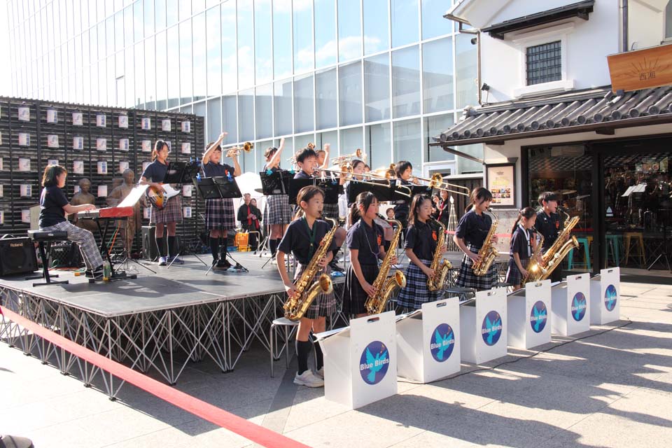 KaiseiJuniorEns's tweet image. 【ジャズフェス in minaka】

11月16日は、小田原駅のすぐ近くのミナカ小田原・金次郎広場にて、小学生バンドと中高生バンドが、大人バンドのBrewersの皆さんと合同でジャズフェスに出演しました。

爽やかな秋晴れの下、たくさんのお客様が長い時間留まってコンサートを盛り上げてくださいました！