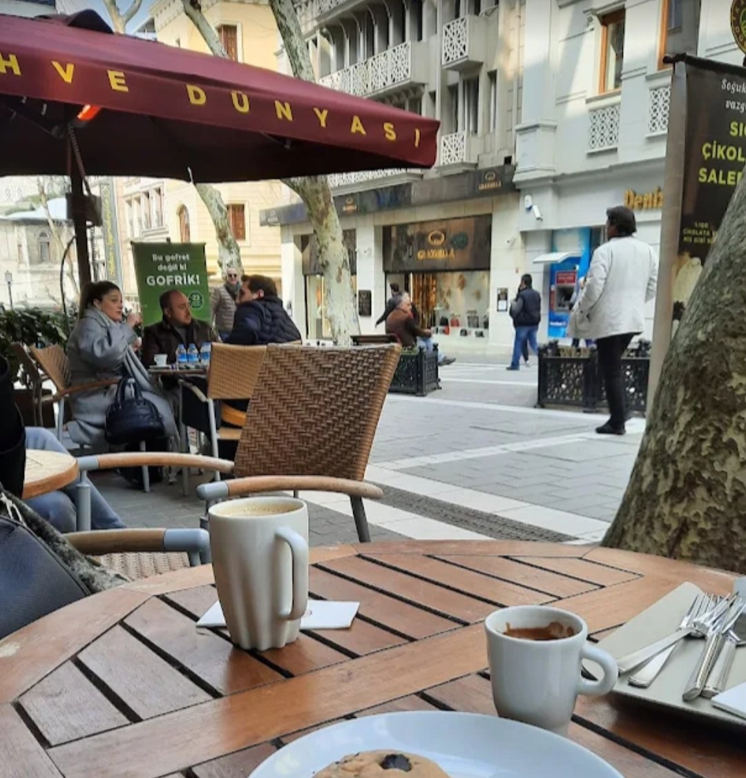Çarşı piyasası kötü..! 
Ama en çok etkilenen küçük işletmeler..Zengin yine zengin.. 
"Maaşa zam" olacağı zaman etkileniyor zenginler🤔
Hemen "piyasa kötü" deyip bizden çok ağlıyor patronlar🤦‍♀️😁
Gelde içme 👇☕

Günaydın.Tünaydın.
İyi akşamlar 🥳
#pazartesi #çarşı   💚🤎