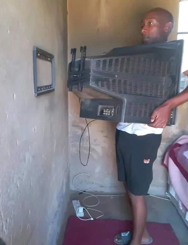 Josh_Kon1's tweet image. JOLOF Bros preparing to watch the best teams in Africa playing in the World Cup!! (Early preparation is good) 🇳🇬 #NotGoing #StayAtHomeFA #ClippedEagles #JolofFC