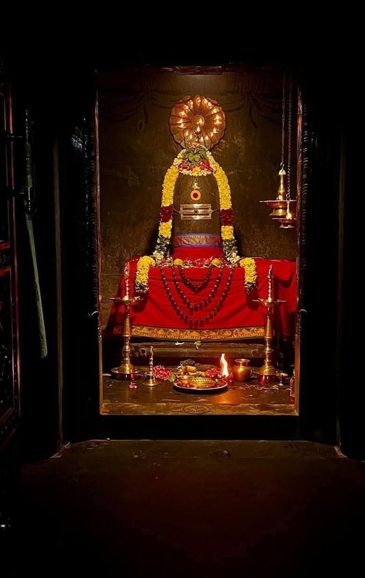 Divine radiance of the Lingam ...the heart of devotion.Har Har mahadev 🙏