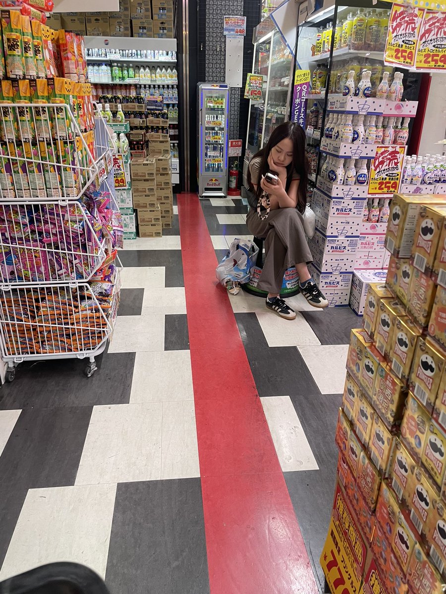 CodeNameVulture's tweet image. 支那人が日本から離れる事によって、新今宮にあるマナーのカケラもない支那人だらけのドンキの人混みも解消されたらサイコーやな。