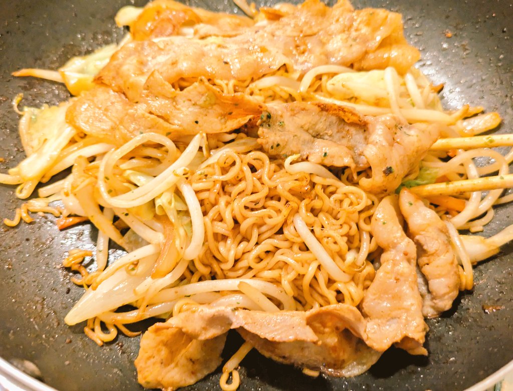 きょの夕食は焼きそば 昼にプルコギを作った残りのフライパン を洗わず