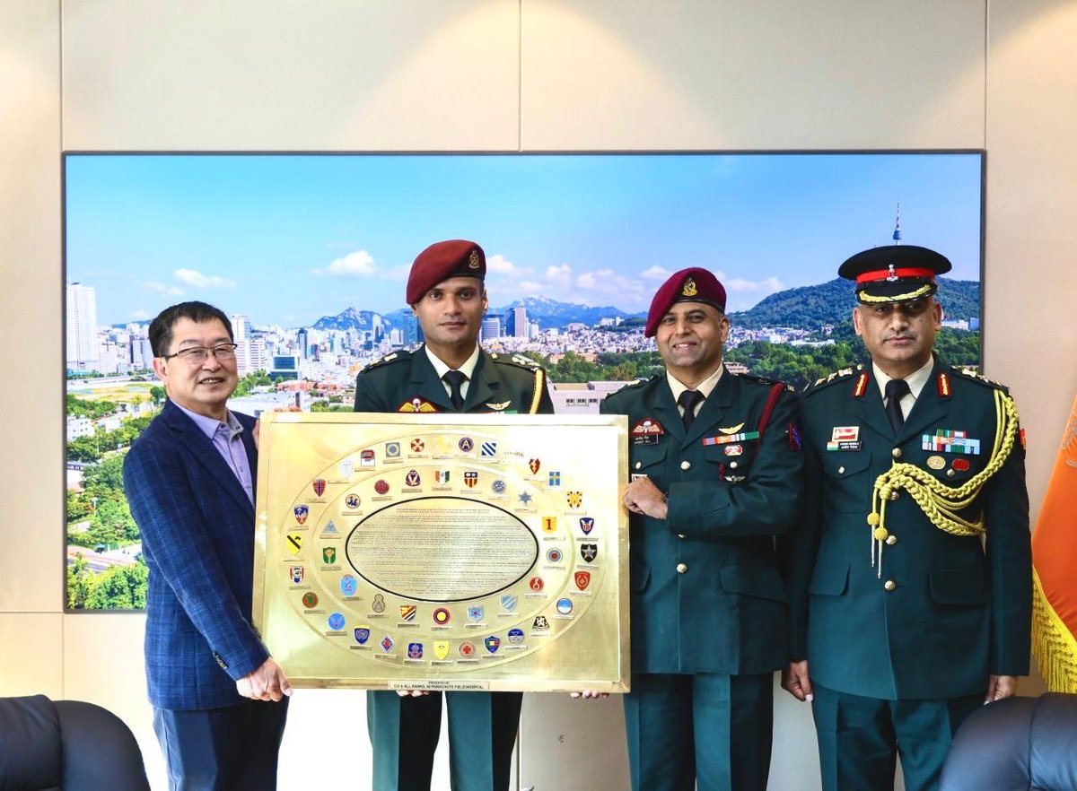 IndiainROK's tweet image. The delegation from 60 Parachute Field Hospital completed week long visit to 🇰🇷, commemorating 75 years of #IndianArmy participation in the #KoreanWar. As a mark of respect the delegation paid homage to the fallen soldiers and gifted a souvenir to the War Memorial of Korea which…