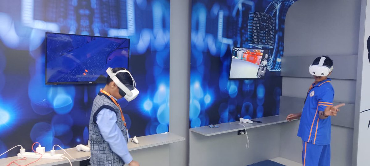 homi_lab's tweet image. &quot;When imagination meets technology, magic happens! ✨
In Vivekanand School’s Future Lab, students experienced the thrill of VR Orbiter Repair and designed experiments fit for a real space station—guided by our dedicated Homilab trainers.&quot;
#HomiLab #FutureLab