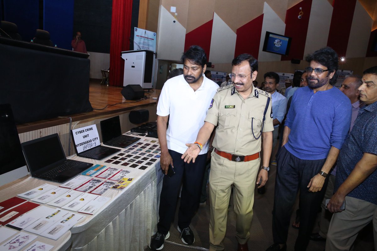 TeluguStride's tweet image. ఐ-బొమ్మ నిర్వాహకుడు ఇమ్మడి రవి పైరసీ చేసిన వేలాది సినిమాల హార్డ్ డిస్క్ లను మెగాస్టార్ చిరంజీవి, నాగార్జున లకు చూపిస్తున్న హైదరాబాద్ సీపీ సజ్జనార్..
#Cpsajjanar #ibomma #Hyderabad