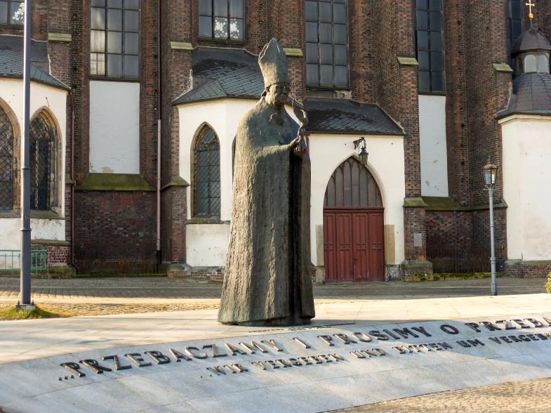 Vor 60 Jahren schrieben die polnischen Bischöfe einen wegweisenden Brief an ihre deutschen Amtsbrüder. Wie beide Seiten heute auf die historische Botschaft blicken:
t1p.de/8s43n
Foto: Christian Heidrich
#deutschpolnischebeziehungen #wirvergebenundbittenumvergebung