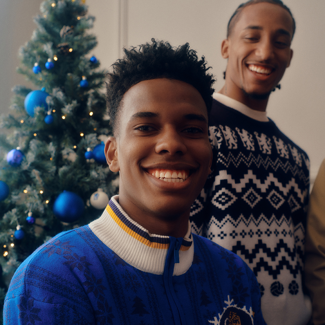 ChelseaFC's tweet photo. Stay warm, look cold. 🥶

Shop Chelsea scarves, beanies, and cosy layers for the festive season now! 🔵