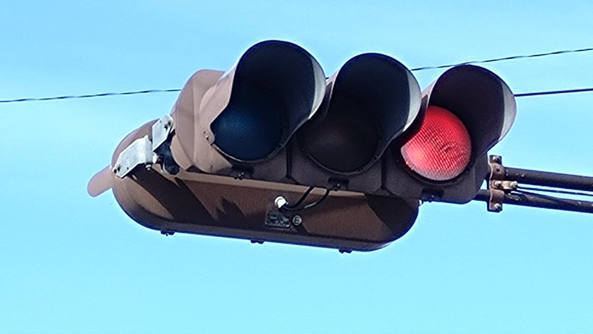 従道路側の補助信号機は、小糸工業のDLN型で青と黄色は第3世代西日対策