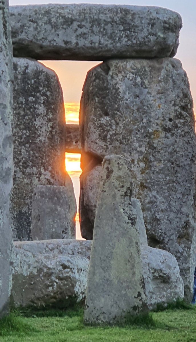 Sunrise at Stonehenge today (17th November) was at 7.24am, sunset is at 4.17pm 🌤️