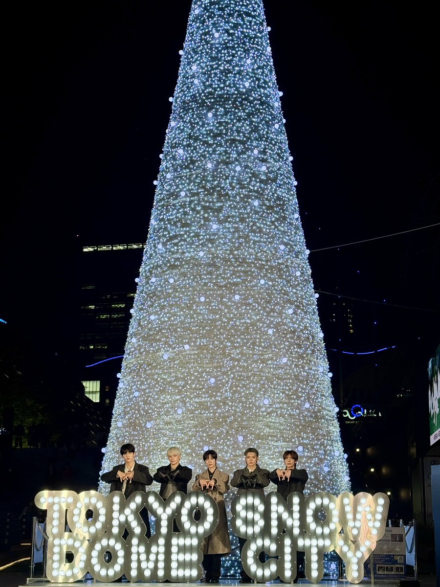locari_jp's tweet image. TOMORROW X TOGETHERが東京ドームシティの点灯式に登場🎄

／
TOKYO SNOW DOME CITY
巨大ツリー点灯式レポ🕊️❄️
＼

TXTが光を灯した幻想的な瞬間をLOCARIでたっぷりお届け🖋️イルミの撮影スポットもまとめて紹介
🔗locari.jp/posts/3545735/

#TXT #TOMORROW_X_TOGETHER
#투바투 #투모로우바이투게더