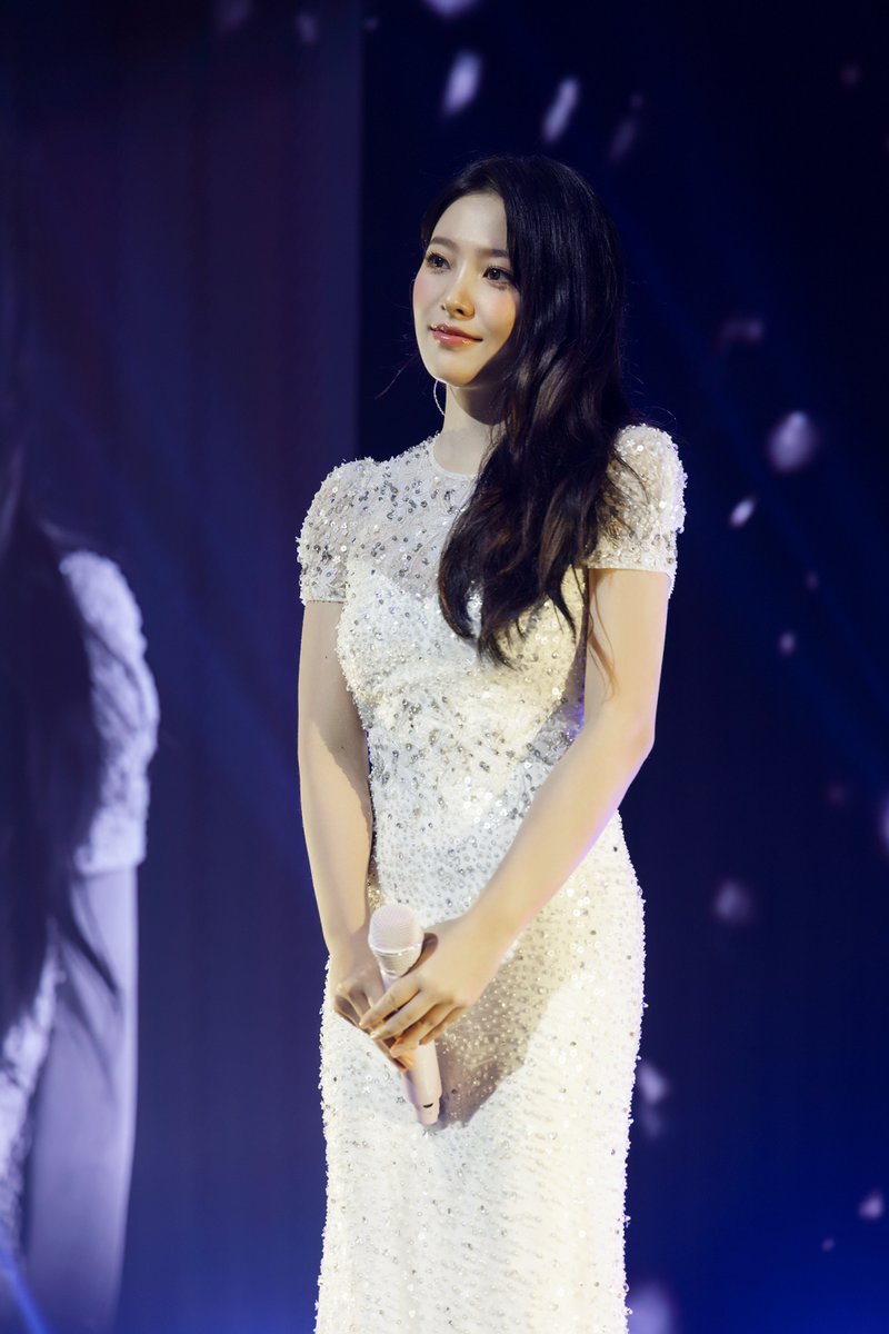 TSN_PHOTO's tweet image. [김예림(레드벨벳 예리), 홍콩 단독 팬미팅 성료…진심과 설렘으로 채운 ‘첫 번째 챕터’]

지난 15일 홍콩 AXA DREAMLAND에서 열린 ‘2025 김예림 팬미팅 ACT 1 : YERIM in 홍콩’이 뜨거운 환호 속에 마무리됐다. 본격적인 배우 활동을 시작한 이후 처음 마련된 단독 팬미팅으로, 새로운 여정의 문을…