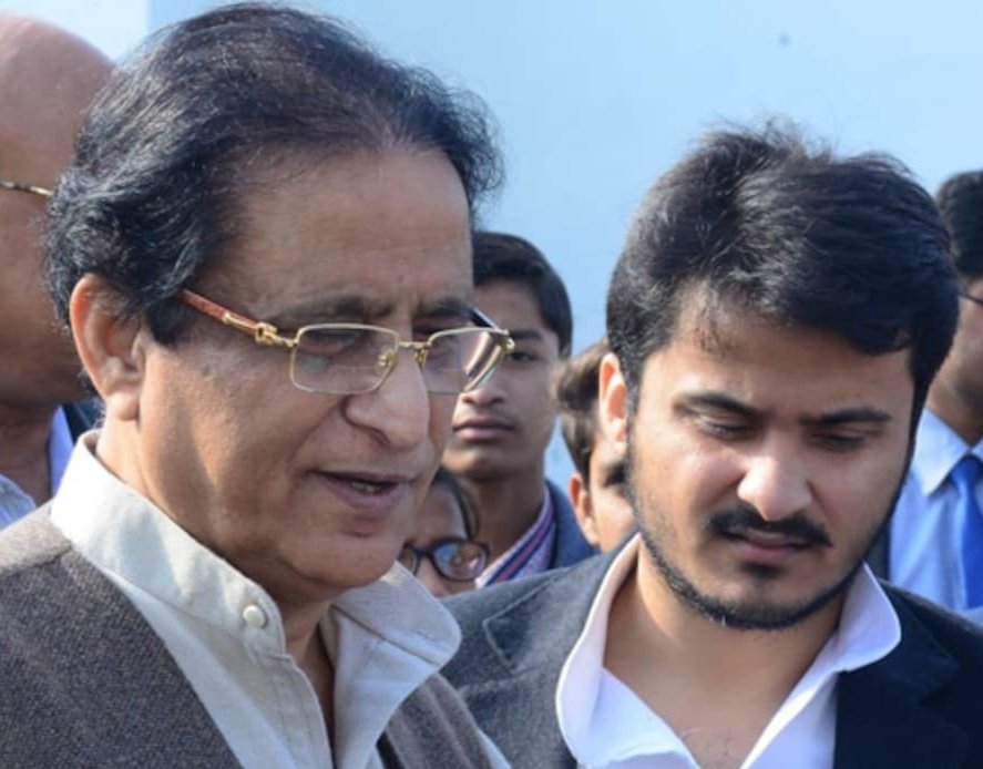 आज़म खां को फ़िर जेल।

सपा नेता आजम खां और उनके बेटे पूर्व विधायक अब्दुल्ला आजम को दो पैन कार्ड मामले में दोषी पाया गया है।

दोनों लोगों को 7-7 साल की कैद की सजा सुनाई गई है। 

इसके अलावा दोनों पर 50-50 हजार का जुर्माना भी लगाया गया है, फैसले के बाद दोनों को अदालत ने तुरंत कस्टडी